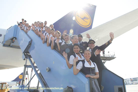 Lufthansa Trachten Crew eingekleidet von Angermaier (©Foto. Marikka-Laila Maisel